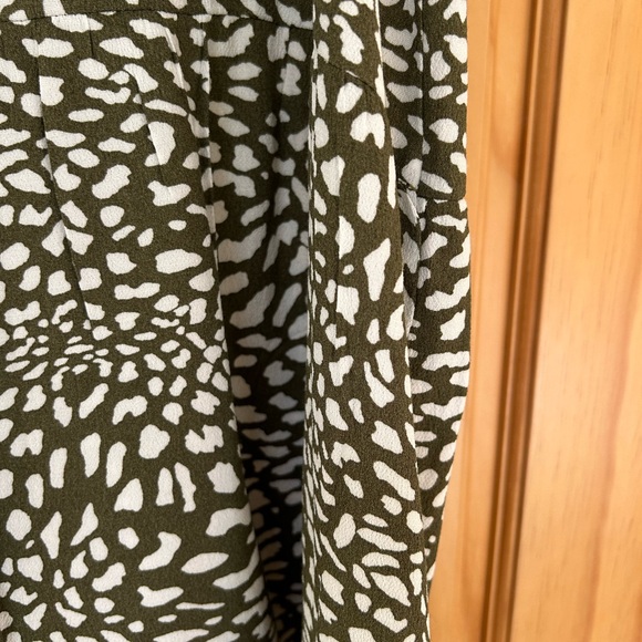 Loft sleeveless loose flounce top, olive green/white, size  L - Picture 2 of 3